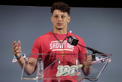 NBA》NFL四分衛簽超級大約 詹姆斯:可以借我5美元嗎? NBA》NFL四分衛簽超級大約 詹姆斯:可以借我5美元嗎?