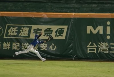 中職》悍將大物「雜耍接球」後秀超人美技 網讚:太神啦!(影音) 中職》悍將大物「雜耍接球」後秀超人美技 網讚:太神啦!(影音)
