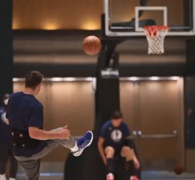 NBA》腳踢三分球、屋頂打板破網!歐洲金童東契奇神乎其技 NBA》腳踢三分球、屋頂打板破網!歐洲金童東契奇神乎其技
