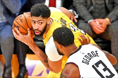 NBA》一眉哥戴眼鏡練球 詹皇笑稱像「天勾」賈霸 NBA》一眉哥戴眼鏡練球 詹皇笑稱像「天勾」賈霸
