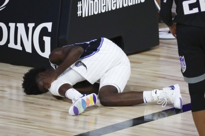 NBA》本季曾受大傷 魔術大鎖再次痛苦倒地、隊友難過到哭 NBA》本季曾受大傷 魔術大鎖再次痛苦倒地、隊友難過到哭