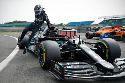 賽車》F1七十週年大奬賽 賓士車隊包辦排位賽前兩席 賽車》F1七十週年大奬賽 賓士車隊包辦排位賽前兩席