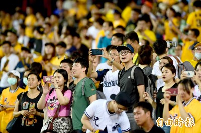 中職》歷史性第3000萬名球迷 出現在洲際象猿戰 中職》歷史性第3000萬名球迷 出現在洲際象猿戰