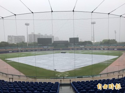 中職》北部午後雷雨 新莊球場富邦、樂天之戰宣布延賽 中職》北部午後雷雨 新莊球場富邦、樂天之戰宣布延賽
