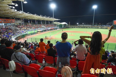中職》本季首戰4300人滿場 花蓮球場「跳電」啦! 中職》本季首戰4300人滿場 花蓮球場「跳電」啦!