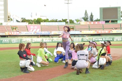 中職》Uni-Girls全員到齊發表新單曲  秀熱舞並開球