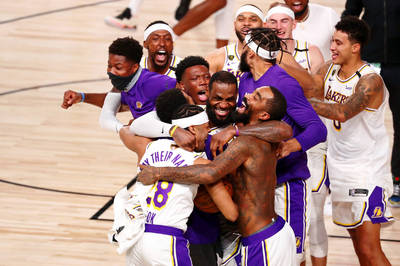 NBA》學壞了！ 湖人球員受訪竟學「神經刀」這舉動