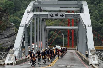 自由車》「終於活著完賽」的感動 武嶺寒風刺骨、近4成選手無法完賽 自由車》「終於活著完賽」的感動 武嶺寒風刺骨、近4成選手無法完賽