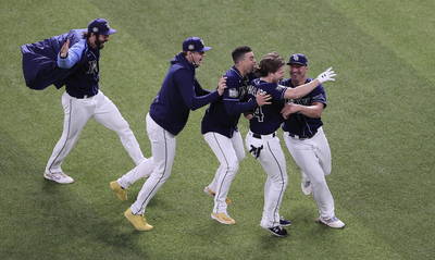 MLB》道奇9下再見失誤!光芒戲劇性逆轉扳平系列賽(影音) MLB》道奇9下再見失誤!光芒戲劇性逆轉扳平系列賽(影音)