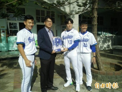 中職》任何成功都不是偶然 富邦3將勉勵澎湖小球員 中職》任何成功都不是偶然 富邦3將勉勵澎湖小球員