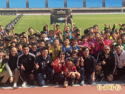 足球》「 台灣隊長」陳柏良合體陳其邁 開球帥翻小球迷爭搶