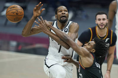 NBA》KD快攻遭追魂鍋 騎士後衛傷癒首秀就建功(影音) NBA》KD快攻遭追魂鍋 騎士後衛傷癒首秀就建功(影音)