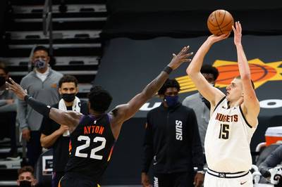 NBA》金塊約基奇29分22籃板 太陽連兩天延長賽輸球 NBA》金塊約基奇29分22籃板 太陽連兩天延長賽輸球