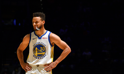 NBA》柯瑞飆49分背後的暖心故事 賽後親送球衣給「分身」（影音）