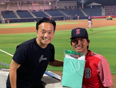 MiLB》代表處送台灣點心 劉致榮生涯最佳表現登大聯盟官網（影音）