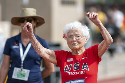 田徑》活到老跑到老! 105歲飆風阿嬤跑百米寫紀錄 田徑》活到老跑到老! 105歲飆風阿嬤跑百米寫紀錄