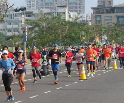 路跑》台南古都馬拉松只跑半馬 跨黨派議員提議恢復全馬 路跑》台南古都馬拉松只跑半馬 跨黨派議員提議恢復全馬