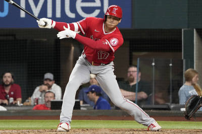 MLB》大谷翔平自打球「中蛋」！ 痛完連自己也笑出來 （影音）