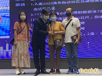 游泳》「無腿泳士」陳亮達獲頒傑出選手獎 陳其邁：拚搏精神值得學習