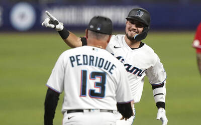 MLB》馬林魚菜鳥敲生涯首轟 哥哥場邊「飛機跑」搶走焦點（影音）