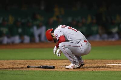 MLB》大谷翔平挨球吻痛到蹲地 連續安打場次遭超美技中斷（影音）