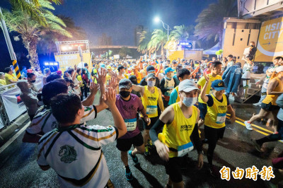 路跑》新竹城市馬拉松8千人雨中齊跑 風雨中體驗古城與水岸魅力！