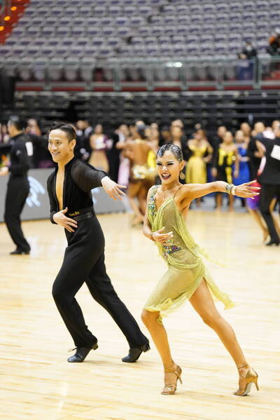 舞蹈》陳楊奕、高聖妏搭檔週年 躋身亞洲職業公開拉丁組決賽