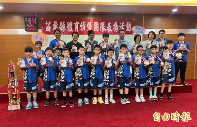 全國少年籃球賽》苗市大同國小男籃球隊奪冠 鍾東錦請吃雞排