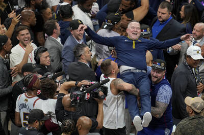 NBA總冠軍賽》隊史首冠好嗨 主帥馬龍被「小丑兄弟」拋起慶祝