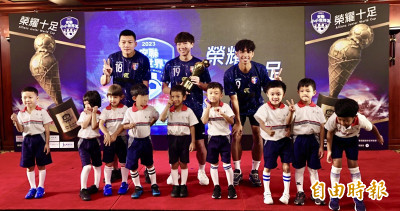 足球》 安聯小小世界盃決戰前  亞運國腳林偉傑傳承出國經驗