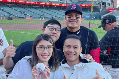 MLB》台灣之光跨界合影！拳擊女將黃筱雯朝聖大聯盟 幫張育成加油