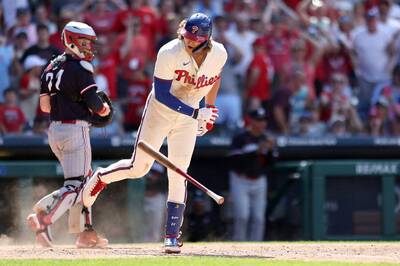 MLB》滿壘遭大壞球三振！ 費城人三壘手砸棒洩憤遭驅逐（影音）