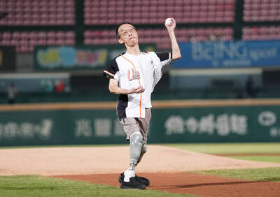 中職》獅隊主場邀生命鬥士王致遠博士開球 傳遞無懼挑戰精神