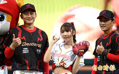中職》女神三上悠亞降臨天母開球 劉基鴻、郭天信靦腆合影（圖輯）