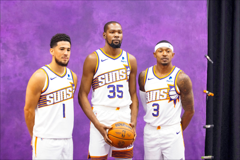 NBA》太陽新三巨頭合體 首秀加班險勝