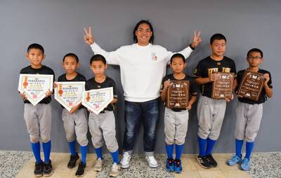 棒球》吉力吉撈．鞏冠擔任球芽頒獎嘉賓 勉勵小球員莫忘初衷