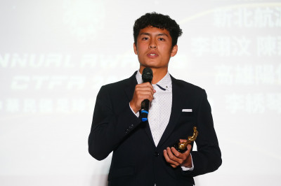 足球》黃偉傑18歲奪金靴獎寫紀錄 1月赴西班牙挑戰