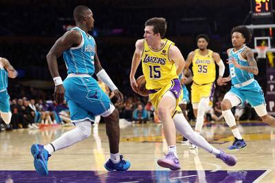 NBA》超魔幻！「鄉村曼巴」背後繞球上籃戲耍對手 詹皇、AD嗨翻模仿