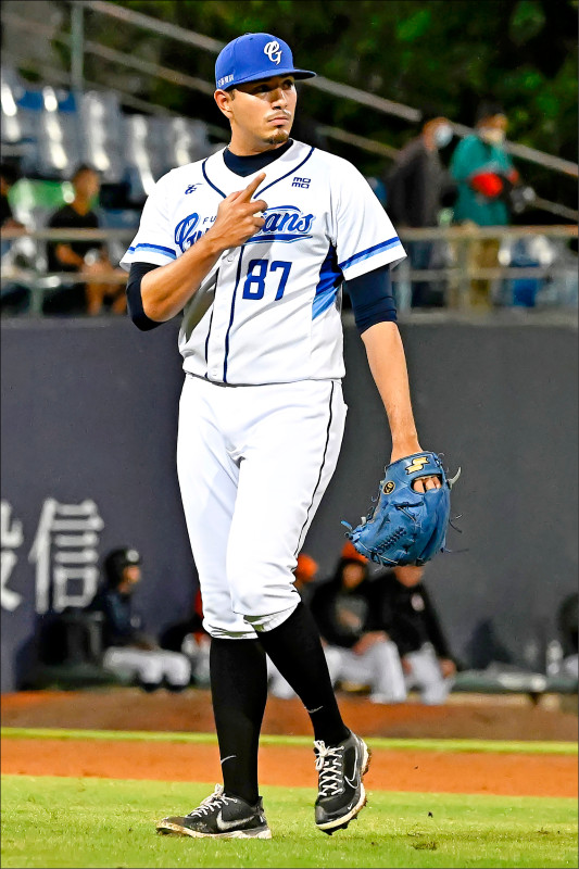 富藍戈續披藍衫 曾峻岳稱兄弟