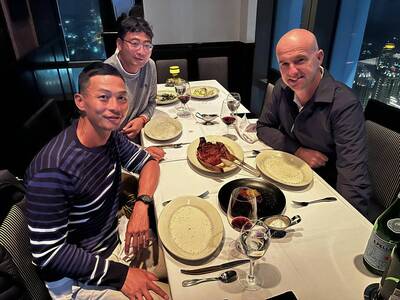 網球》盧彥勳盡地主之誼   與率法國隊來台的費爸教練共進晚餐