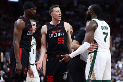 NBA》敗人品？J.布朗骯髒夾手挨批 賽後嗆「阿舍哥」：他下次不敢了