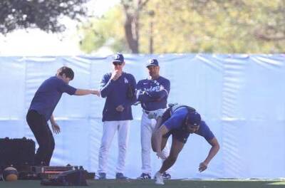 MLB》大谷翔平衝太猛跑斷訓練器材跌倒！ 起身後全場笑了（影音）
