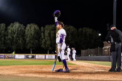 棒球》右腿截肢、經歷22次手術 美大學球員穿義肢上陣全場動容