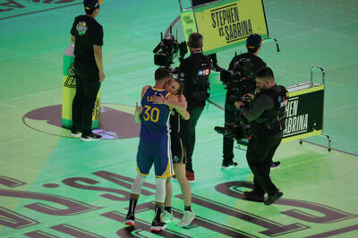 NBA明星賽》頂尖對決！對尬WNBA神射手超精彩 柯瑞嗨喊：這場秀太完美