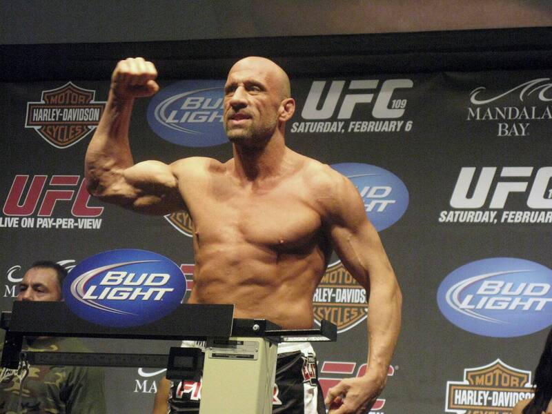格鬥》UFC傳奇選手衝火場救父母重傷 柯爾曼與死神搏鬥
