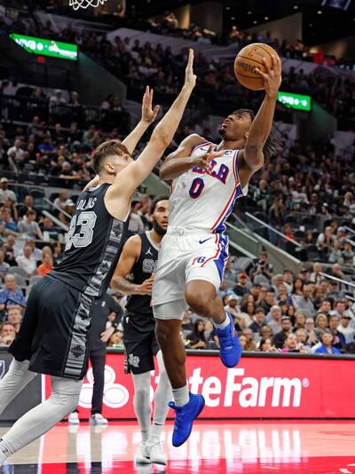 NBA》逃離附加賽只差一場！馬克西狂砍生涯新高 七六人2OT擊退馬刺