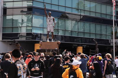 NBA》Kobe紀念雕像有錯字 歷時近一個月修復完成