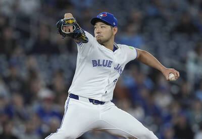 MLB》「洋基殺手」菊池雄星秀新勝利儀式 拿要價9萬的威士忌與隊友同樂