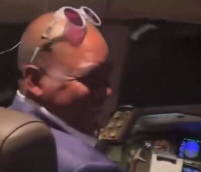 MLB》太白目！洛磯打教飛行途中跑進駕駛艙拍影片 美航空總署要查了