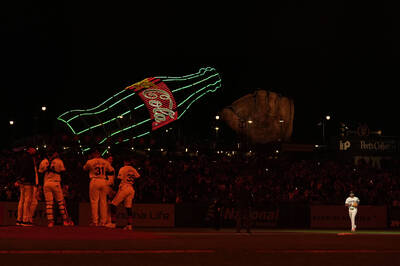 MLB》全場一片黑！巨人終結者秀新出場方式 牛棚捕手竟摸黑接火球